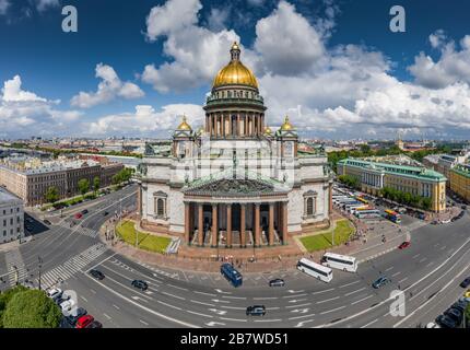 Photo aérienne panorama de la cathédrale d'Isaac à l'heure du jour, panorama de la ville, paysage urbain, dôme doré, rivière Neva, place, rues et toits de la ville Banque D'Images