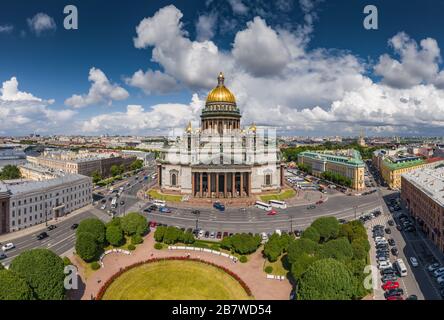 Photo aérienne panorama de la cathédrale d'Isaac à l'heure du jour, panorama de la ville, paysage urbain, dôme doré, rivière Neva, place, rues et toits de la ville Banque D'Images