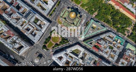 Vue aérienne sur le centre de Saint-Pétersbourg, dôme doré de la cathédrale d'Isaac, place du Palais par temps ensoleillé, le musée de l'Hermitage, la rivière Neva, Pierre Banque D'Images