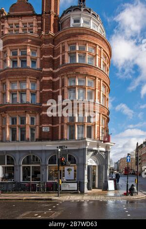 LONDON WIMPOLE STREET PRET CAFE À L'INTÉRIEUR DU BÂTIMENT EN BRIQUES ROUGES AU COIN DE LA RUE Banque D'Images