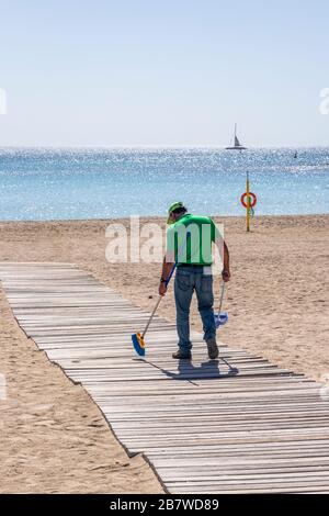 Balayant la promenade sur la plage de Caleta de Fuste sur la côte est de l'île des Canaries de Fuerteventura Banque D'Images