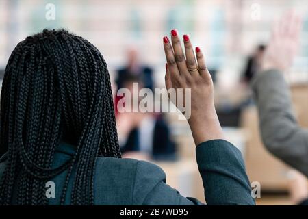 Kiel, Allemagne. 18 mars 2020. Aminata Touré (Bündnis 90/Die Grünen) lève la main lors d'un vote au parlement de l'État du Schleswig-Holstein. Crédit: Frank Molter/dpa/Alay Live News crédit: dpa Picture Alliance/Alay Live News Banque D'Images