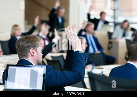 Kiel, Allemagne. 18 mars 2020. Les députés lever les mains lors d'un vote au parlement de l'État du Schleswig-Holstein. Crédit: Frank Molter/dpa/Alay Live News crédit: dpa Picture Alliance/Alay Live News Banque D'Images