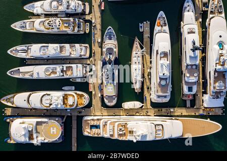 Megayachts amarré à une marina en Floride. Banque D'Images