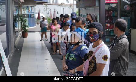 Quezon City, Philippines. 17 mars 2020. Dans l'après-midi, la longue file d'attente sur les épiceries et les marchés pendant que les gens achètent leur nourriture pour les prochains jours pendant la quarantaine communautaire améliorée. Pendant le strict verrouillage, les gens ne sont autorisés à sortir de leur maison que s'ils ont des travaux officiels ou achètent des aliments/des besoins de base à Quezon City, Manille, Philippines, le 17 mars 2020. (Photo de Sherbien Dacalanio/Pacific Press/Sipa USA) Credit: SIPA USA/Alay Live News Banque D'Images