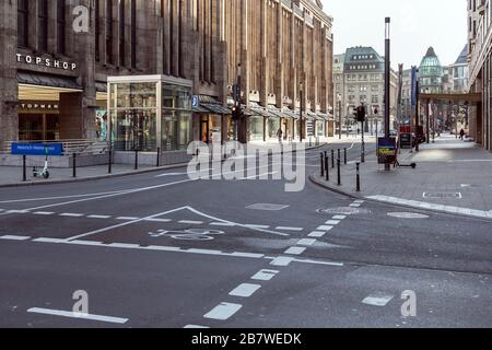 Aufgrund der Corona-Pandemie ist die Innenstadt wŠhrend des Berufsverkehrs Fast leer, hier an der Kreuzung Heinrich-Heine-Allee und Elberfelder Straa§e Banque D'Images