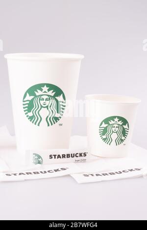 Bordeaux , Aquitaine / France - 09 03 2019 : composition avec deux tasses de serviettes de café Starbucks et sucre Banque D'Images