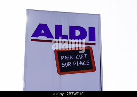 Bordeaux , Aquitaine / France - 11 07 2019 : boutique du logo Aldi french Sign sur un parc de supermarchés à prix réduit Banque D'Images