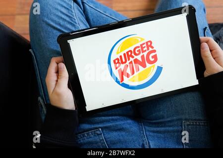 Bordeaux , Aquitaine / France - 11 25 2019 : Burger King signe de la tablette logo boutique restaurant populaire Fast-food franchise Store Banque D'Images