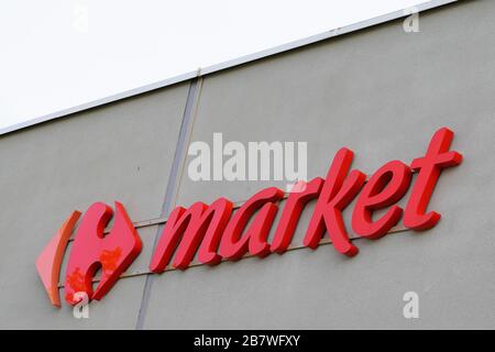 Bordeaux , Aquitaine / France - 10 28 2019 : marque hypermarché Carrefour signe de marché Banque D'Images