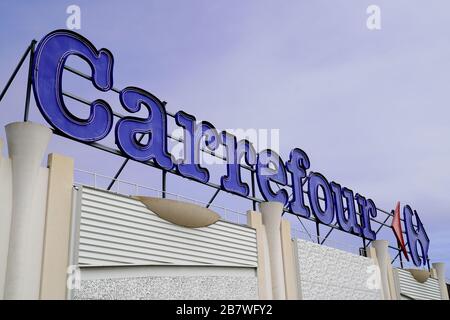 Bordeaux , Aquitaine / France - 10 15 2019 : hypermarché des enseignes de supermarché Carrefour Banque D'Images