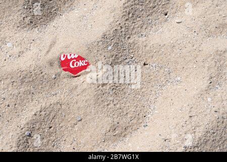 Arcachon , Aquitaine / France - 10 02 2019 : Coca-cola vieille étain dans le sable sur le concept de déchets de plage Banque D'Images