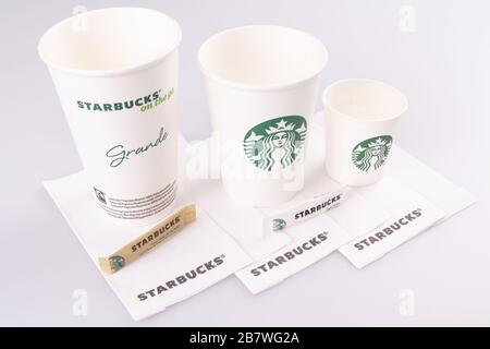 Bordeaux, Aquitaine / France - 03 09 2019 : composition avec serviette en papier de sucre et verre en carton café Starbucks Banque D'Images