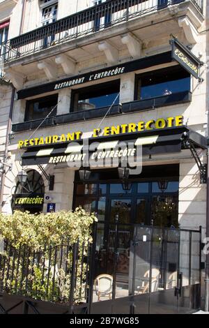 Bordeaux, Aquitaine / France - 22 mars 2019 : le restaurant Entrecote est le meilleur entrecote de Bordeaux distingué par sa fresque écossaise jaune et noire Banque D'Images