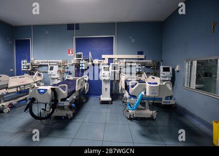 Naples, Italie. 18 mars 2020. L'intérieur de Naples de la nouvelle salle de soins intensifs de l'hôpital Loreto Mare est prêt à recevoir des patients atteints du virus Coronavirus COVID 19 de toute la Campanie pour soutenir l'hôpital infectieux de Cotugno. 18-03-20 Naples crédit: Independent photo Agency SRL/Alay Live News Banque D'Images