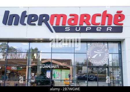 Bordeaux , Aquitaine / France - 01 09 2020 : Boutique de signes Intermarché logo de la chaîne de supermarchés européenne française Banque D'Images