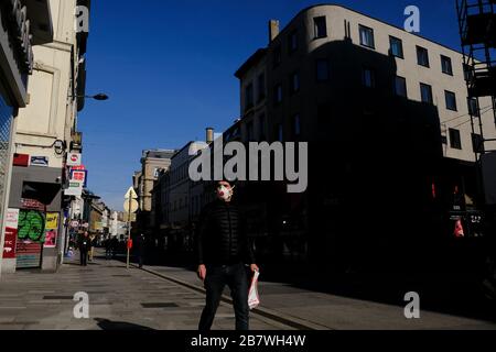Bruxelles, Belgique. 18 mars 2020. Les personnes portant des masques de protection après une flambée du coronavirus font leur chemin dans le centre historique de Bruxelles. Crédit: ALEXANDROS MICHAILIDIS/Alay Live News Banque D'Images