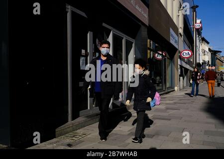 Bruxelles, Belgique. 18 mars 2020. Les personnes portant des masques de protection après une flambée du coronavirus font leur chemin dans le centre historique de Bruxelles. Crédit: ALEXANDROS MICHAILIDIS/Alay Live News Banque D'Images
