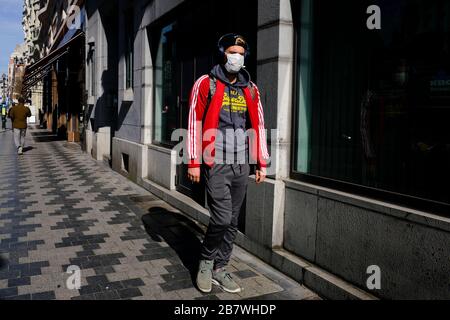 Bruxelles, Belgique. 18 mars 2020. Les personnes portant des masques de protection après une flambée du coronavirus font leur chemin dans le centre historique de Bruxelles. Crédit: ALEXANDROS MICHAILIDIS/Alay Live News Banque D'Images