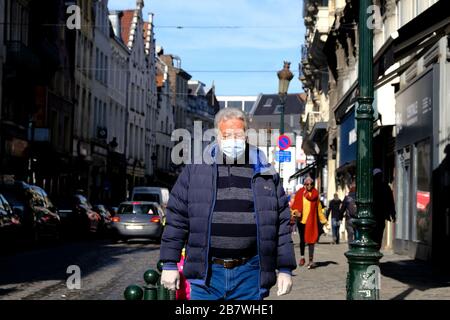 Bruxelles, Belgique. 18 mars 2020. Les personnes portant des masques de protection après une flambée du coronavirus font leur chemin dans le centre historique de Bruxelles. Crédit: ALEXANDROS MICHAILIDIS/Alay Live News Banque D'Images