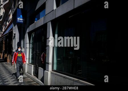 Bruxelles, Belgique. 18 mars 2020. Les personnes portant des masques de protection après une flambée du coronavirus font leur chemin dans le centre historique de Bruxelles. Crédit: ALEXANDROS MICHAILIDIS/Alay Live News Banque D'Images
