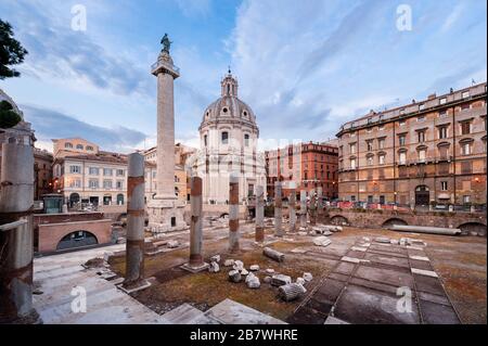 Forum de Trajan et de la colonne Trajane à Rome en Italie. Le forum de Trajan fut le dernier de l'imperial forums romains / Forums Impériaux construit dans l'ancienne Rome Banque D'Images