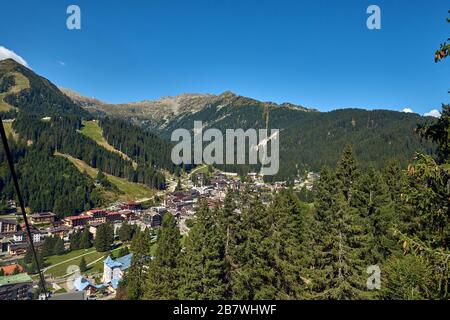 Montagnes autour de Madonna di Campiglio, Madonna di Campiglio en été, Italie, Nord & Central Brenta groupes de montagne, Dolomites occidentaux, Tre Banque D'Images