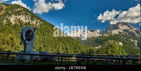 Montagnes autour de Madonna di Campiglio, Madonna di Campiglio en été, Italie, Nord & Central Brenta groupes de montagne, Dolomites occidentaux, Tre Banque D'Images