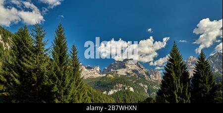 Montagnes autour de Madonna di Campiglio, Madonna di Campiglio en été, Italie, Nord & Central Brenta groupes de montagne, Dolomites occidentaux, Tre Banque D'Images
