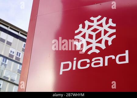 Bordeaux , Aquitaine / France - 11 20 2019 : Picard logo panneau blanc rouge magasin de produits alimentaires français magasin de distribution de produits surgelés supermarché Banque D'Images