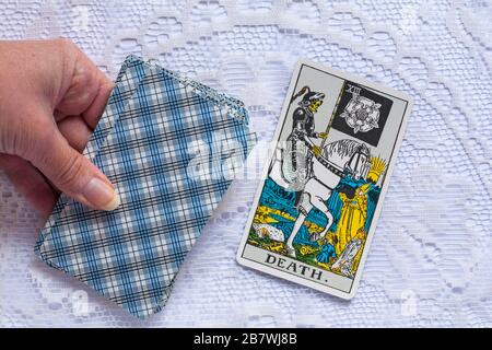 Tenue à la main Rider Tarot cartes conçues par Pamela Colman Smith sous la supervision d'Arthur Edward Waite avec carte de tarot de mort renversée Banque D'Images