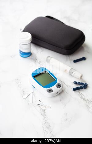 glucometer cétomètre lancet et bandelettes pour l'auto-surveillance du taux de glucose ou de cétones dans le sang. diabète ou régime de céto Banque D'Images