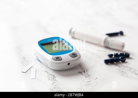 glucometer cétomètre lancet et bandelettes pour l'auto-surveillance du taux de glucose ou de cétones dans le sang. diabète ou régime de céto Banque D'Images