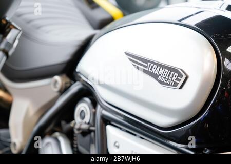 Ducati Scrambler 1100 moto signe logo sur la moto italienne réservoir gris vélo Banque D'Images