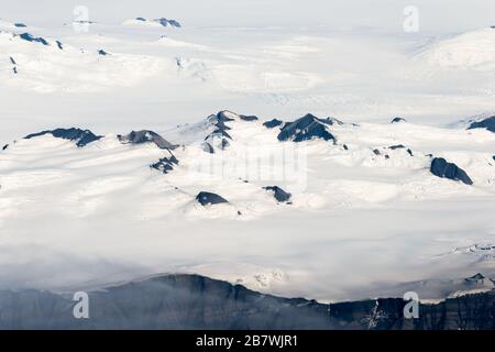 Vue rapprochée du sommet d'une chaîne de montagnes avec beaucoup de glace et de neige en Alaska, aux États-Unis. Vue aérienne d'un environnement extrême. Banque D'Images