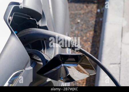 Bordeaux , Aquitaine / France - 02 21 2020 : système de charge kangoo dans véhicule électrique automobile Renault Zoe Banque D'Images