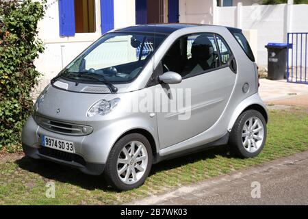 Bordeaux , Aquitaine / France - 11 19 2019 : Fortwo Smart pour deux voitures grises petit véhicule urbain en deux endroits Banque D'Images