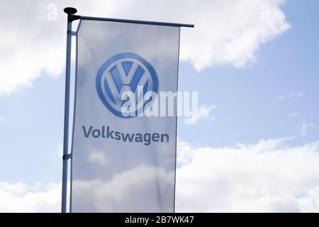 Bordeaux , Aquitaine / France - 09 30 2019 : enseigne pavillon Volkswagen concession Banque D'Images