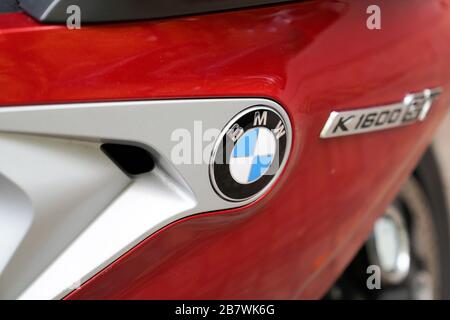 Bordeaux , Aquitaine / France - 10 17 2019 : BMW moto Tank logo sur moto Banque D'Images