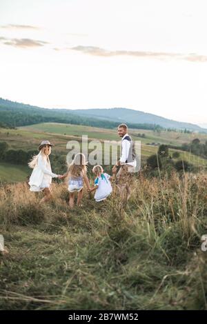 Bonne famille en plein pays en été. Bonne famille, père, mère et deux enfants qui profitent de l'été dans les montagnes Banque D'Images