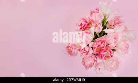 Bannière de salutation avec fleurs, espace de copie. Félicitations pour votre mariage ou votre anniversaire. Banque D'Images