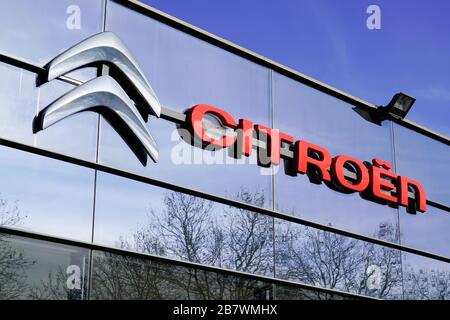 Bordeaux , Aquitaine / France - 12 04 2019 : enseigne voiture citroën logo boutique véhicules de la concession Banque D'Images