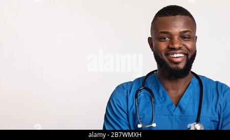 Gros plan sur le sourire du médecin africain américain Banque D'Images
