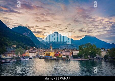 Riva del Garda,Lago di Garda, Italie - 29 avril 2019:vue sur le port de Riva del Garda et la belle ville de Riva del Garda avec la place 4 Novembe Banque D'Images