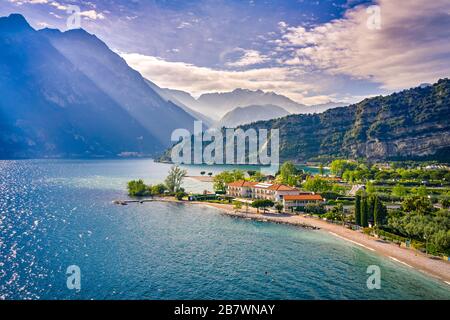 Panorama de Torbole une petite ville sur le lac de Garde, Italie. Europa.beautiful Lac de Garde entouré de montagnes en été Banque D'Images