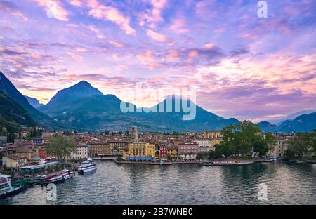 Riva del Garda,Lago di Garda, Italie - 29 avril 2019:vue sur le port de Riva del Garda et la belle ville de Riva del Garda avec la place 4 Novembe Banque D'Images