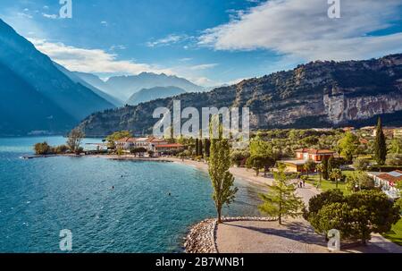 Panorama de Torbole une petite ville sur le lac de Garde, Italie. Europa.beautiful Lac de Garde entouré de montagnes en été Banque D'Images