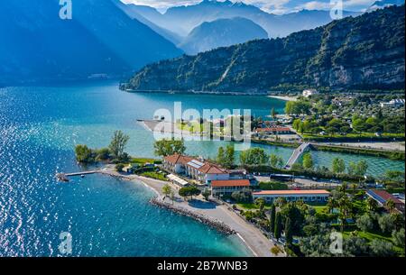 Panorama de Torbole une petite ville sur le lac de Garde, Italie. Europa.beautiful Lac de Garde entouré de montagnes en été Banque D'Images