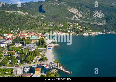 Panorama de Torbole une petite ville sur le lac de Garde, Italie. Europa.beautiful Lac de Garde entouré de montagnes en été Banque D'Images