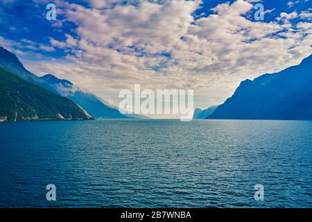 Panorama de Torbole une petite ville sur le lac de Garde, Italie. Europa.beautiful Lac de Garde entouré de montagnes en été Banque D'Images